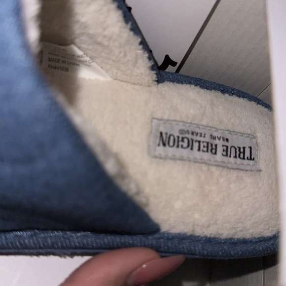 NIB-TRUE RELIGION- Denim cozy slippers size 5-6 - Picture 3 of 6